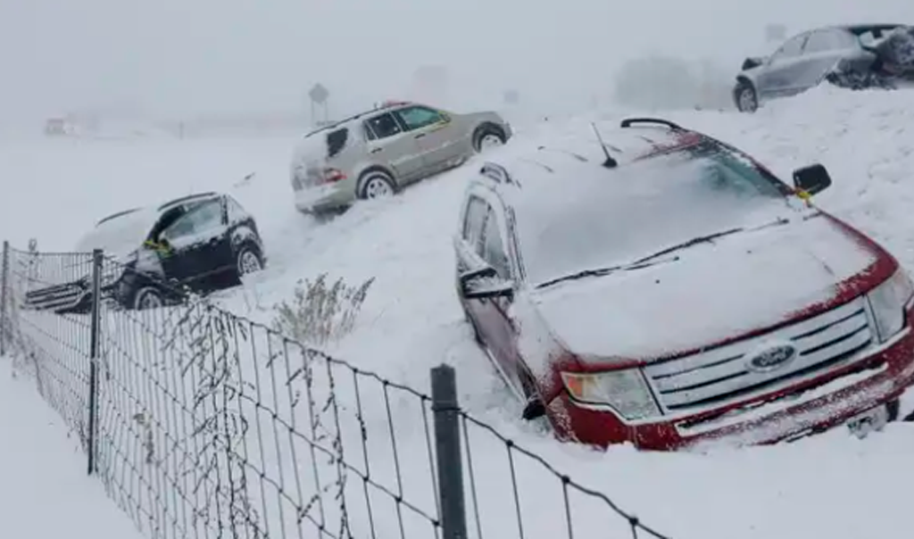 Más de 700 000 hogares quedan sin luz por histórica tormenta invernal en Estados Unidos